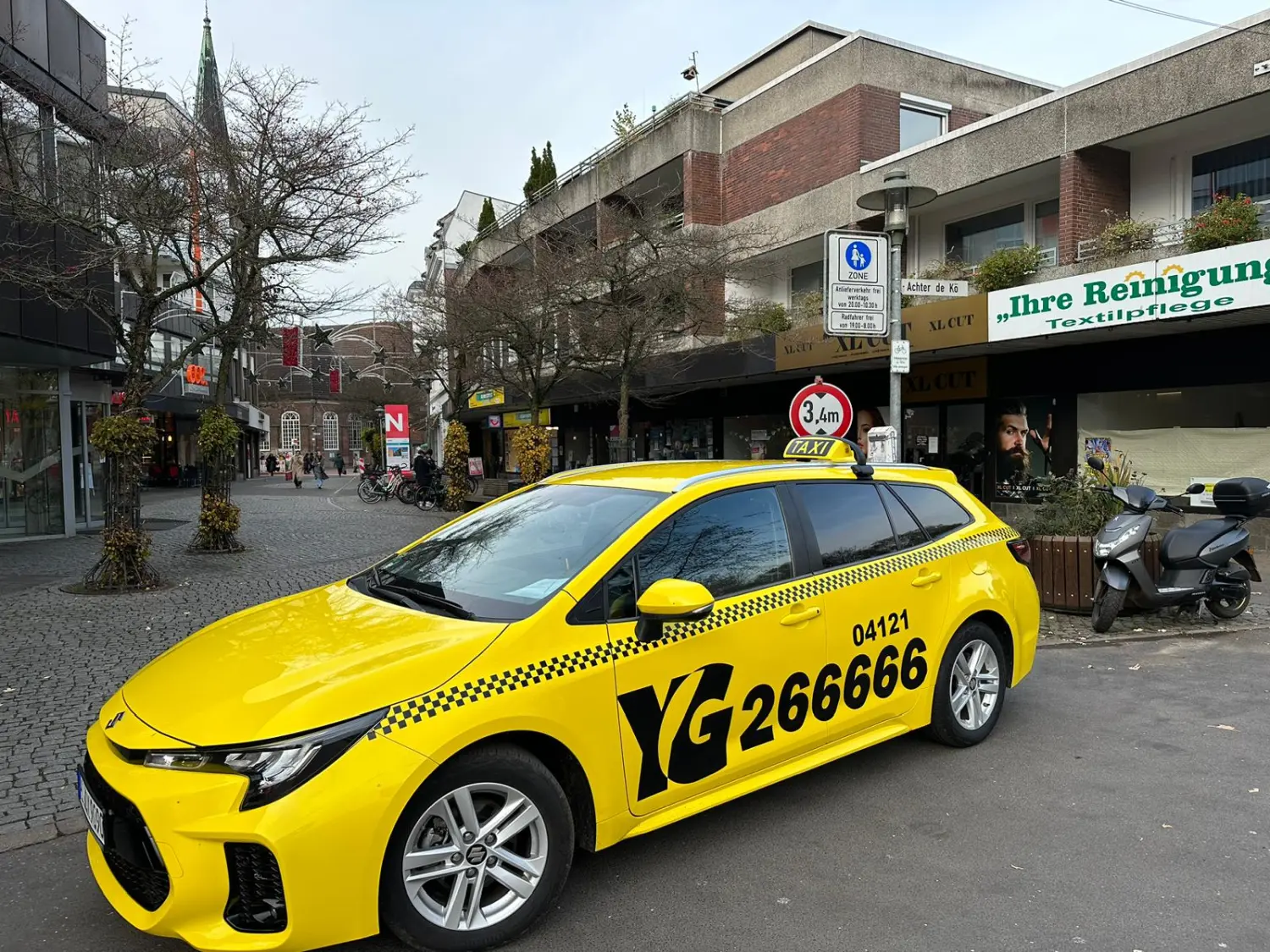 Gelbes YellowGo Taxi in der Elmshorner Innenstadt
